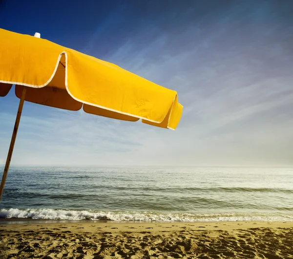 Parasol op het strand — Stockfoto