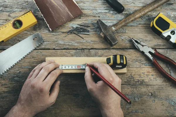 Плотник со своими инструментами — стоковое фото