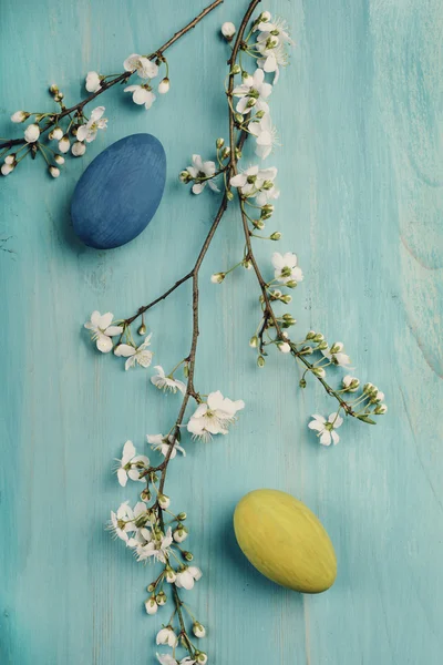 부활절 달걀과 봄 꽃 — 스톡 사진
