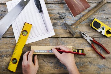 Onun araçları ile marangoz