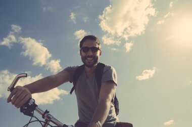 Bisiklete binen adam