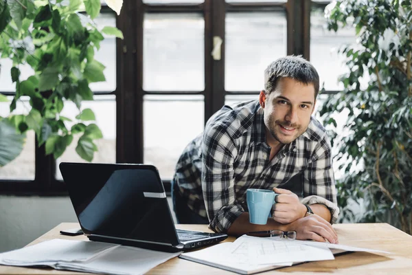 Uomo in ufficio moderno — Foto Stock