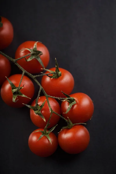 Tomate cereja no fundo preto — Fotografia de Stock