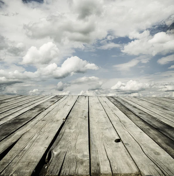 天空和木制甲板背景 — 图库照片