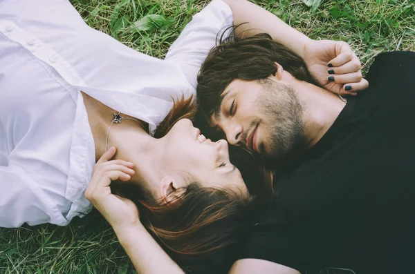 Щаслива пара на траві — стокове фото