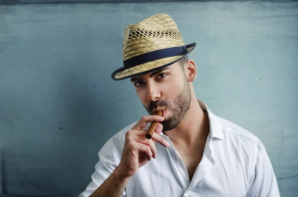 Człowiek z kubańskie cygaro — Zdjęcie stockowe