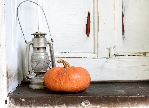 Calabaza de Halloween y linterna vieja — Foto de Stock