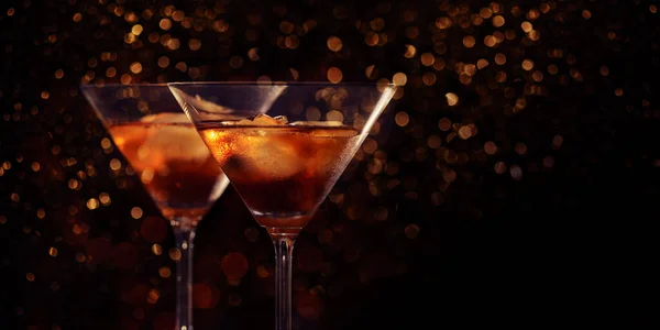 Zwei Martini Gläser Vor Rotem Bokeh Hintergrund Luxus Cocktail Drink — Stockfoto