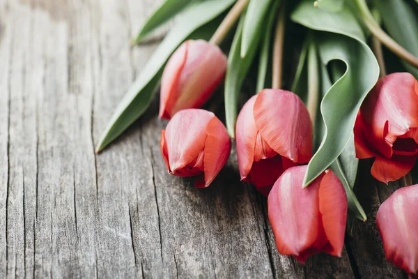 Pink Tulips Bouquet Border Vintage Wooden Background Closeup Top View — Stock Photo, Image