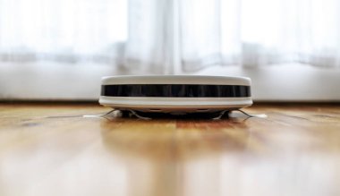 Robot elektrikli süpürge ve paspas temizleme salonu zeminini kapatın. Günlük ev idaresi için modern akıllı aygıt. 