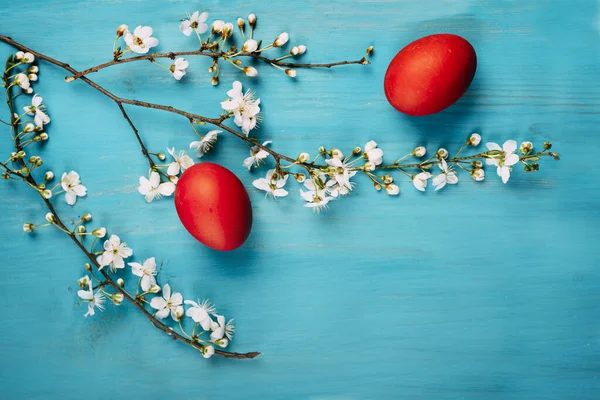 Röda Påskägg Och Vårblomsterdekor Grunge Träbord Ovanifrån Färgglada Ljusa Påsk — Stockfoto