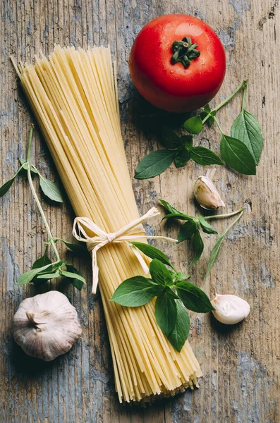 Italiensk Pasta Livsmedelsingredienser Rustika Träbord Ovanifrån — Stockfoto