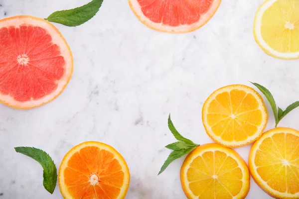 Concepto Zumo Tropical Verano Con Limón Pomelo Naranja Una Lujosa —  Fotos de Stock