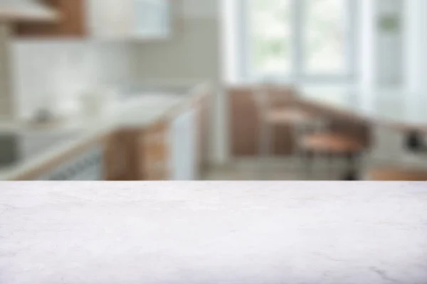 Witte Marmeren Aanrecht Met Luxe Wazig Keuken Achtergrond — Stockfoto