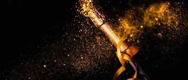 奢华的新年背景 香槟酒瓶 深色底色金带 金黄色波克亮烟火 圣诞庆典全景设计横幅 — 图库照片