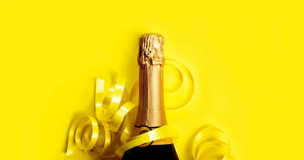 Пляшка Шампанського Золотою Стрічкою Пастельному Жовтому Тлі Новий Рік Святкування — стокове фото