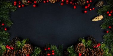 Siyah arka planda tatil çelengi olan bir Noel çerçevesi. Üst vi