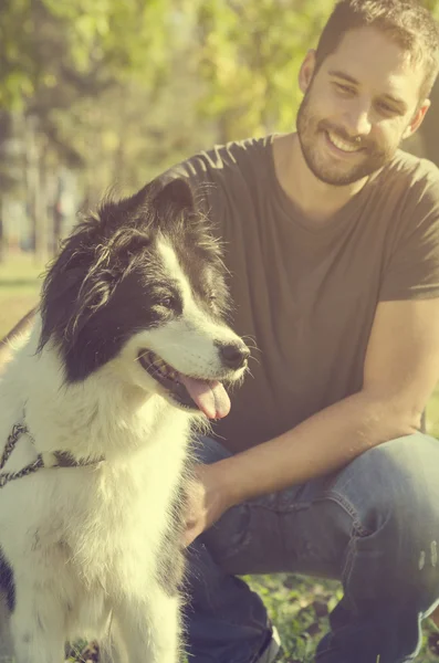 Köpekli bir adam. — Stok fotoğraf