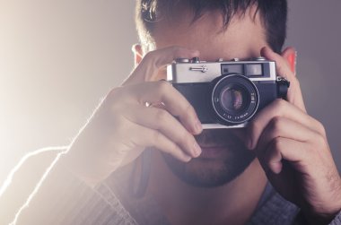 Adam holiding retro kamera