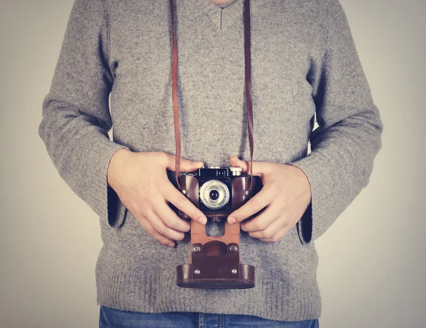 Hombre ahuecando cámara retro — Foto de Stock