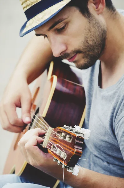 Ο άντρας παίζει κιθάρα. — Φωτογραφία Αρχείου