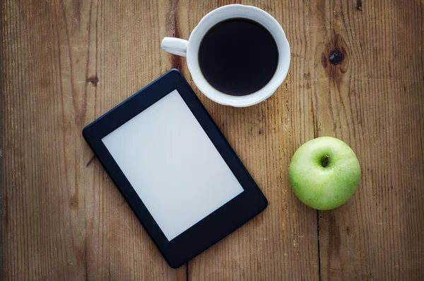 Lecteur de livres électroniques et café — Photo