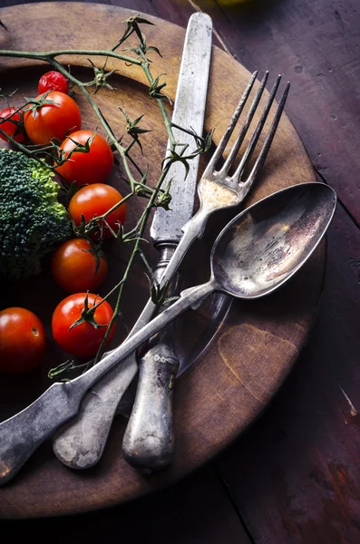 Hortalizas en plato de madera — Foto de Stock