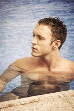 Havuzda yüzen adam.