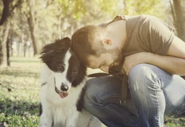 Köpekli bir adam.