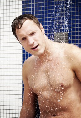 Duşun altındaki adam.