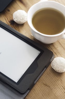 e-kitap okuyucu ve çay 