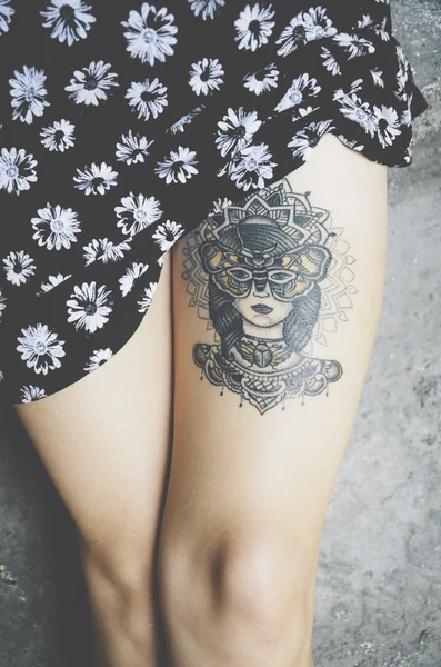 Tatuagem na perna feminina — Fotografia de Stock