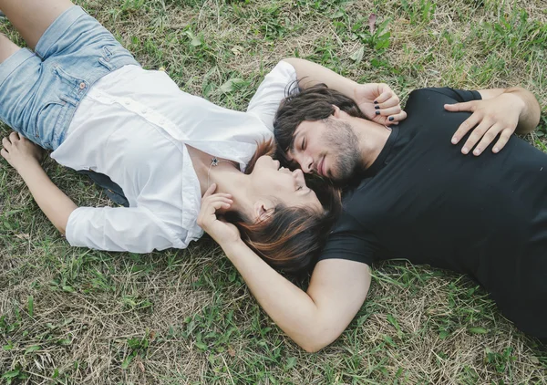 Paar liegt im Gras — Stockfoto