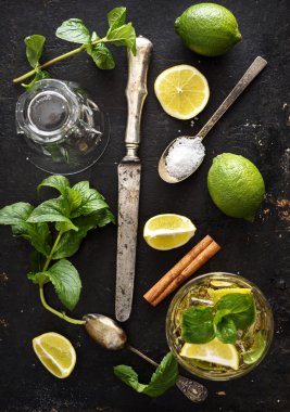 Mojito malzemelerin üzerine siyah rustik masa