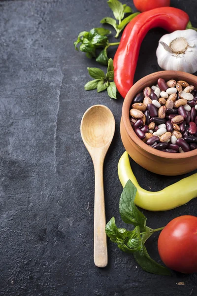 Ingredientes alimentarios en pizarra negra — Foto de Stock