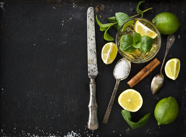 Ingredienti del mojito sulla tavola nera — Foto Stock