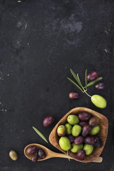 Olivy na černém stole — Stock fotografie