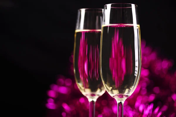 Šampaňské s fialovým bokeh pozadím — Stock fotografie