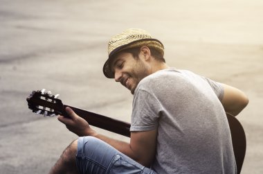 Sokakta gitarist