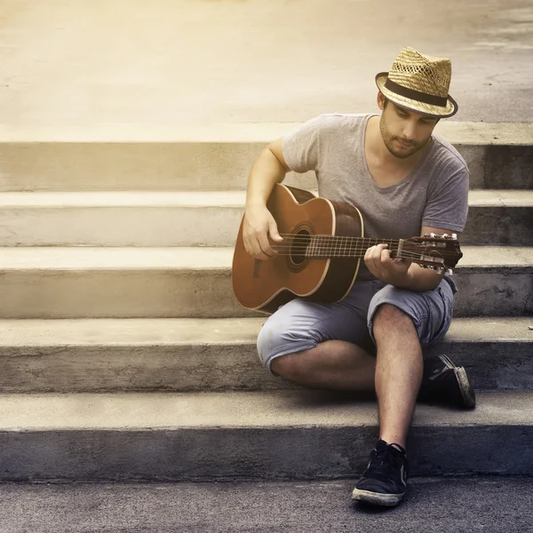 Uomo che suona la chitarra — Foto Stock