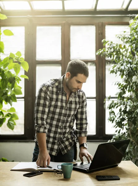 Hombre trabajando en su escritorio —  Fotos de Stock