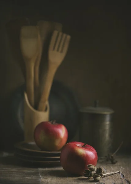 Натюрморт з яблуками та кухонними інструментами — стокове фото
