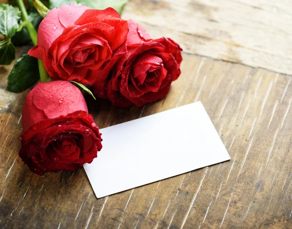 Valentine Rosas y tarjeta — Foto de Stock