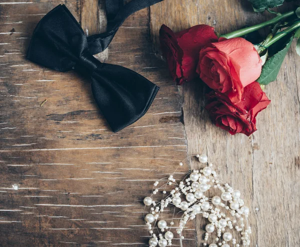 Hochzeitskonzept mit Fliege und Perlen — Stockfoto