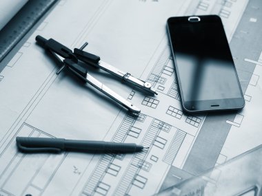 Cetvel ve cep telefonu ile blueprint