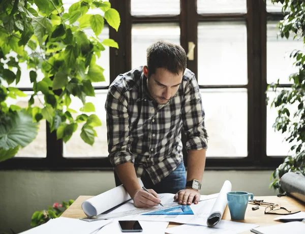 Mann arbeitet im kühlen Büro — Stockfoto