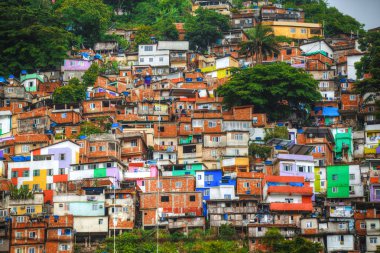 Favela renkli boyalı binalar