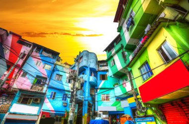 Favela renkli boyalı binalar