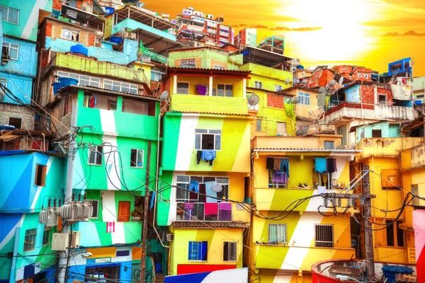 Edifícios coloridos pintados de Favela — Fotografia de Stock