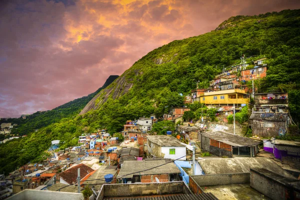 Barevnými fasádami Favela — Stock fotografie